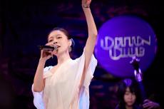 中森明菜、20年ぶりツアーへ期待高まるステージ 笑顔とロングトーンで