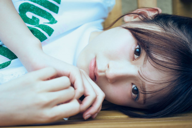 乃木坂46森平麗心、17歳のフレッシュグラビア 『マガジン』初登場で