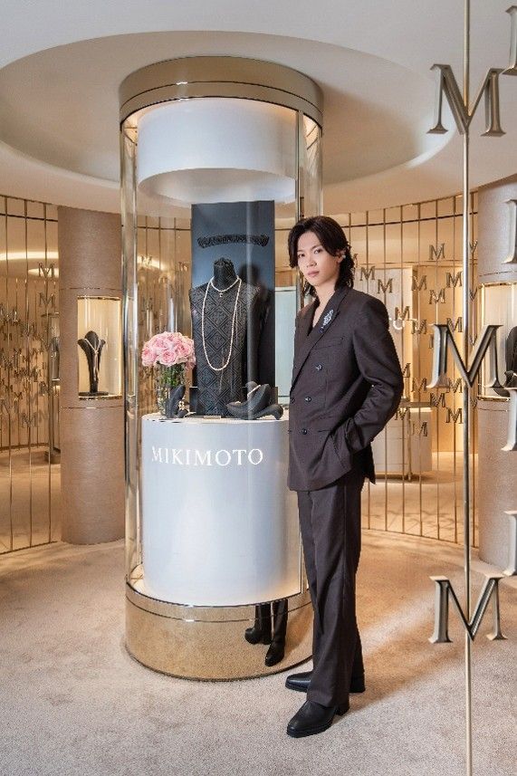 神宮寺勇太、香港のMIKIMOTOコンセプトストアを訪問！ 自身デザインの