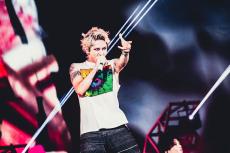 20周年のONE OK ROCKが見せた現在地──日産スタジアムに響いた祈りと