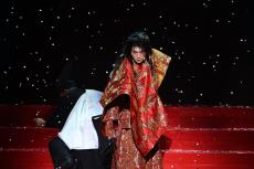 平家物語」のオぺラで八木勇征が琵琶法師に。艶のある声とオーラで圧倒