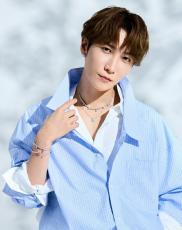 渡辺翔太、花々を表現したジュエリーをまとう。Swarovski新ビジュアル