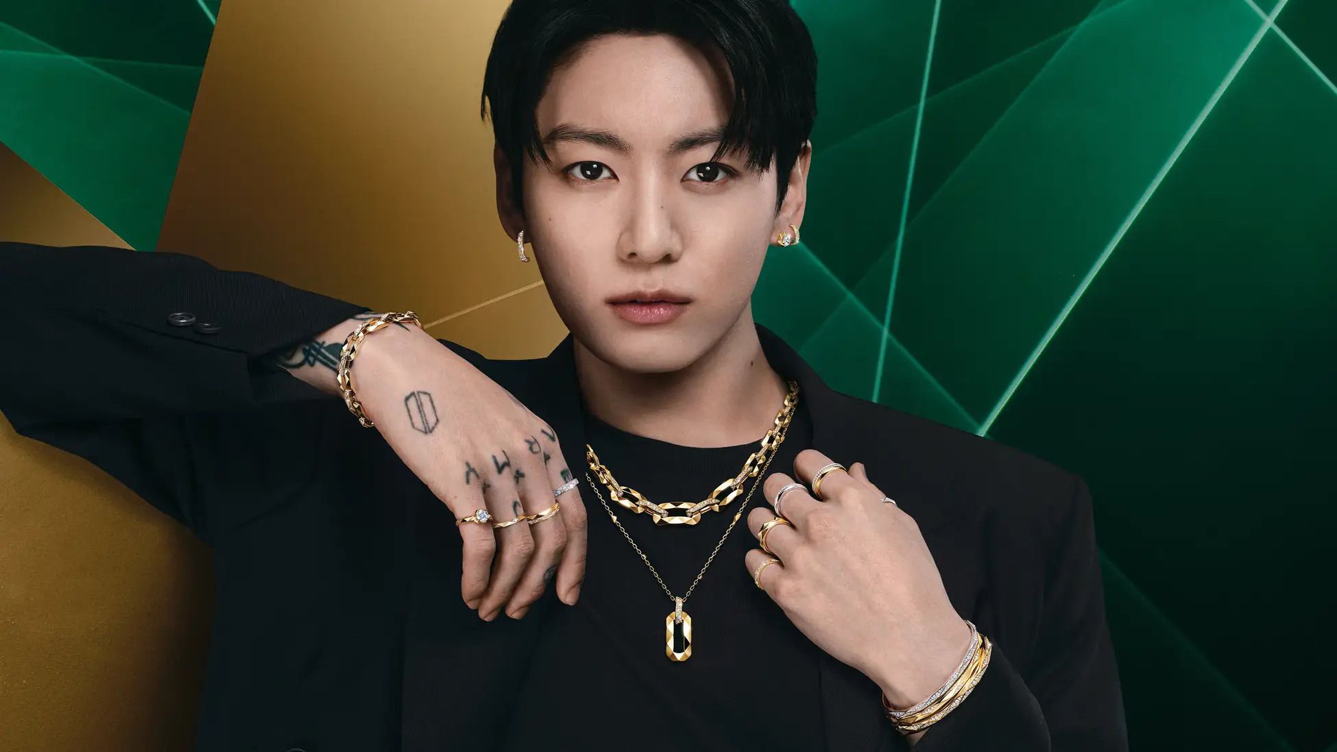 BTS・ジョングク、ゴールドジュエリーをまとった姿を披露。グラフの