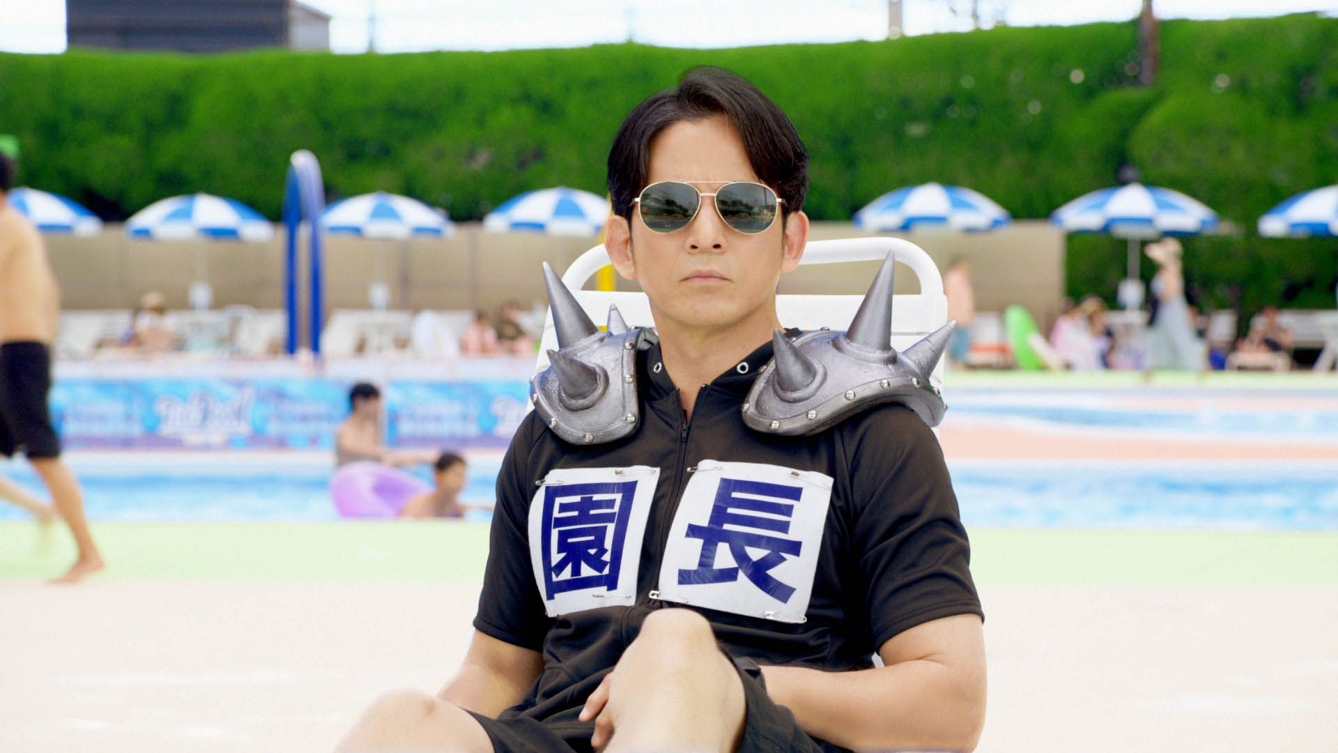 岡田准一、“超ひらパー兄さん園長”で巨大な「鮫」と対峙!? 新CM放送