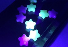 インスタグラマー注目の「夜空のおとしもの」が可愛くて綺麗！ブラックライトで光る星型癒し系キャンディ