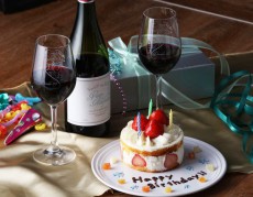 『ユーリ!!! on ICE』ヴィクトル誕生日を記念した特別デザインのワイン＆グラスがでるよーー！