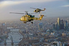 イギリス陸軍のヘリコプター・リンクスがラストフライトでロンドン上空を飛行