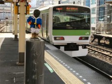 「くやしいけど、僕は男なんだな」浜松町駅の小便小僧がアムロのコスプレ中