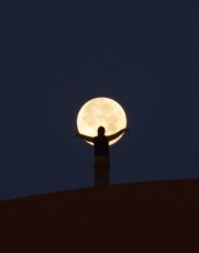お月様、捕まえたっ！砂漠の夜空に浮かぶスーパーブルームーンと遊ぶ