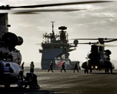 イギリス海軍の空母クイーンエリザベスにヘリコプター初着艦
