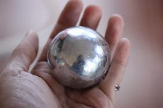 ピッカピカの金属球！実はこれ、アルミホイルで作ったって信じられる？？