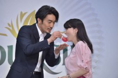 逆輸入俳優・大谷亮平がはにかみ笑顔連発　ファンに「あ～ん」をプレゼント