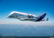 エアバスの新しい「シロイルカ」初めての空へ・巨大輸送機ベルーガXL初飛行