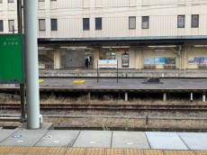 ぱっと見「？」に見える駅名看板　JR東海の「つ」駅