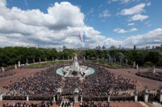 イギリス女王の「公式誕生日」を祝ってイギリス空軍が空をパレード