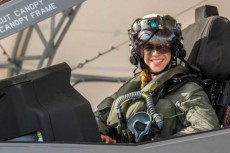 アメリカ海兵隊に初の女性F-35Bパイロット誕生　山口県の岩国基地に配属