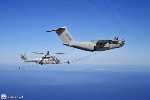 エアバスA400M ヘリコプターへの空中給油試験に成功|Infoseek エアバスA400M ヘリコプターへの空中給油試験に成功|Infoseek
