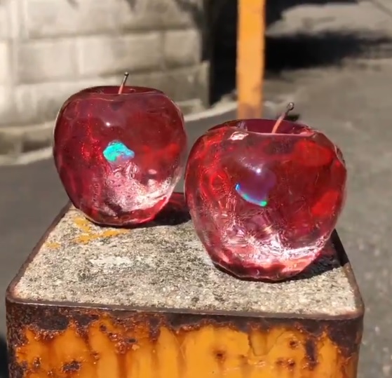 硝子のリンゴ様 キラキラ輝くガラスのリンゴ 魔法が封じ込められているみたい