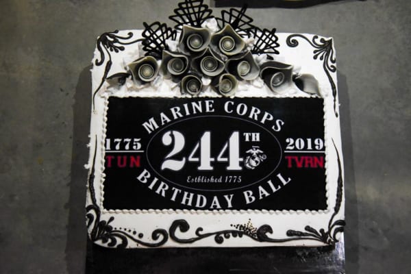ケーキと運動会 アメリカ海兵隊244回目のバースデー｜Infoseekニュース