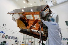 海面上昇を観測する衛星コペルニクス・センチネル-6A報道陣に公開