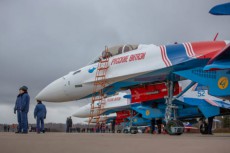 ロシア空軍アクロバットチームが最新戦闘機Su-35Sに機種転換