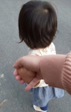 幼児と手を繋ぐ時に覚えておきたい　簡単にすり抜けられなくする方法に注目