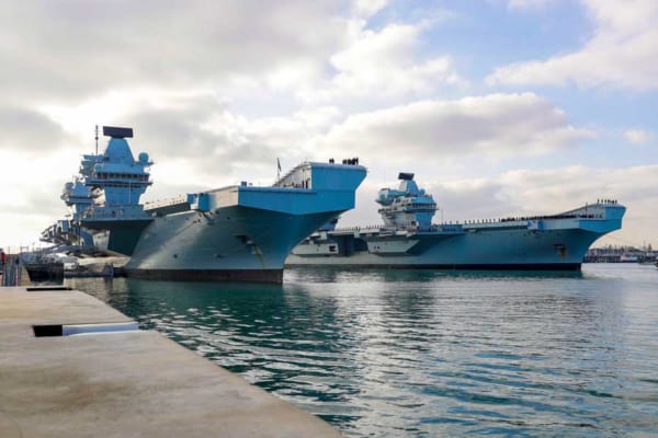 イギリス空母クイーン・エリザベス遠征から帰港 姉妹艦の空母が迎える