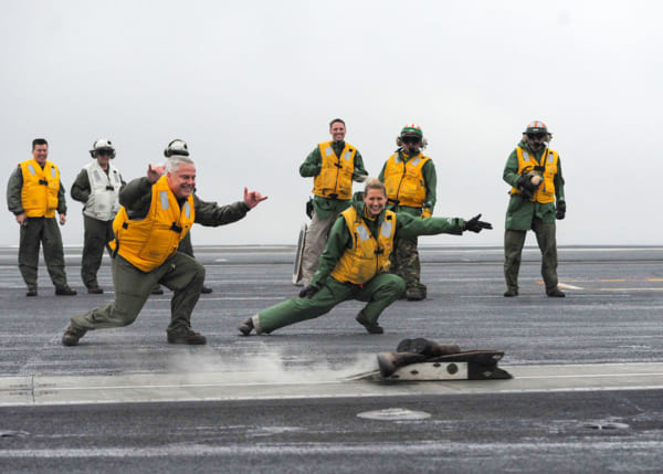 お別れにブーツを空母のカタパルトで射出！アメリカ海軍伝統の「ブーツ