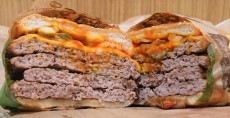 バーガーキング「超ワンパウンドビーフバーガー」の肉感が半端ない　目の前にビーフパティの壁！