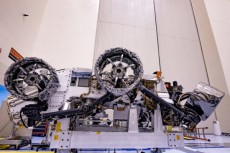 NASAの火星ローバー「パーセベランス」車輪とパラシュート装着完了
