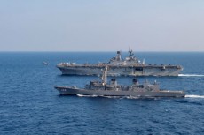 海上自衛隊護衛艦あけぼの　アメリカ強襲揚陸艦アメリカと共同訓練