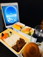 飛行機好きの「おうちで機内食」が話題　Stay Homeでも旅行してるみたい