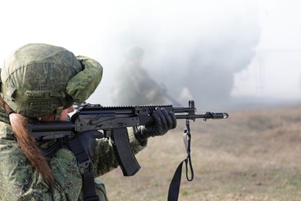 ロシア軍の新型アサルトライフルAK-12 部隊配備が進む｜Infoseekニュース
