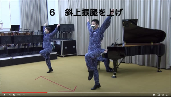 限られた空間用に工夫された「海自体操」 海上自衛隊が大湊音楽隊の
