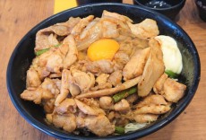 【大盛り図鑑】牛！豚！鶏！肉の3大スターが集結　伝説のすた丼屋「オールスター焼肉丼」が期間限定でドンっと登場