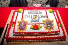 アメリカ海兵隊245回目の誕生日　恒例のケーキとマラソン