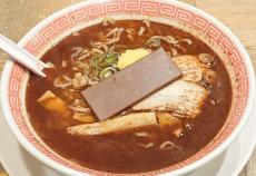 チョコ風味のラーメンに衝撃　幸楽苑×ビックリマンコラボ「チョコレートらーめん」2種完食してきた