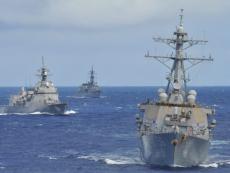 海上自衛隊護衛艦3隻がアメリカ駆逐艦と共同訓練「BAWT」を実施