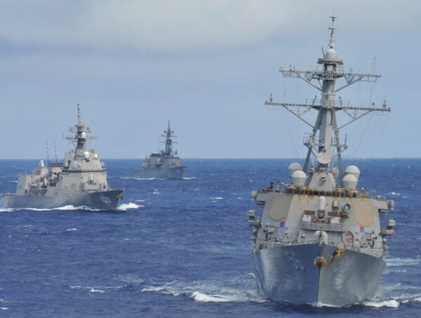 海上自衛隊護衛艦3隻がアメリカ駆逐艦と共同訓練「BAWT」を実施