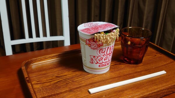 ちょっと心臓に悪いカップ麺用フタおさえ 中身が溢れちゃった