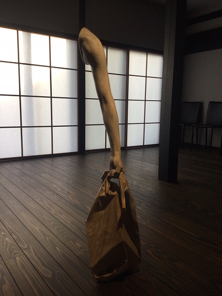 空間から腕？腕だけ消し忘れた透明人間？ レジ袋と腕をかたどった