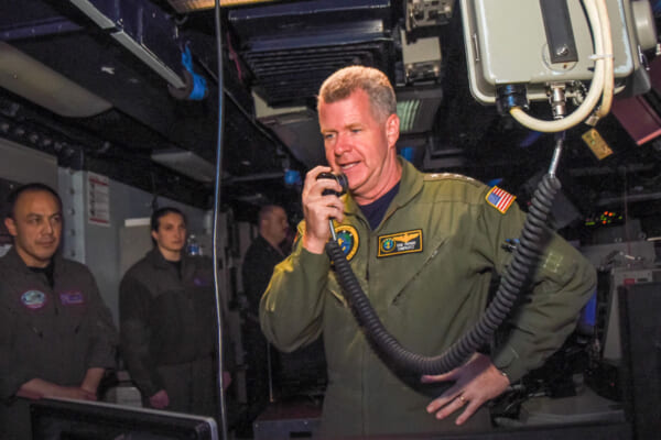 アメリカ太平洋艦隊司令官 航海中の空母ロナルド・レーガンを視察