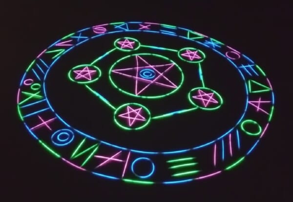 何か召喚されそう……2000円で作った魔法陣がクオリティー高すぎ