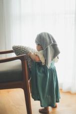 「クッションを運ぶ少女」フェルメールの名画風写真に13万いいね！