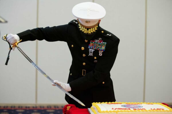 アメリカ海兵隊創設246周年 誕生日のケーキカットとランニング大会を