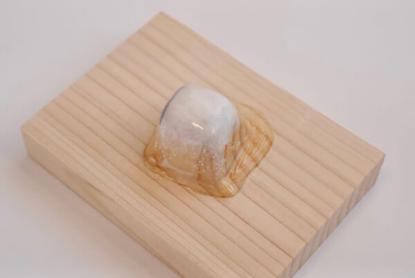 屈折して見える木目までも計算して表現 木彫「溶けかけの氷