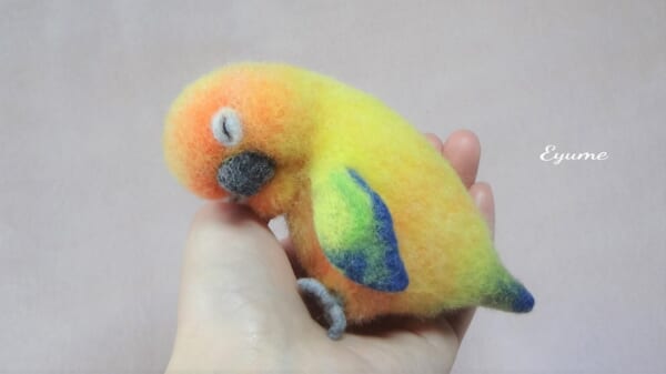 羊毛フェルトとは思えない 本を枕に眠るモフモフのインコ｜Infoseek