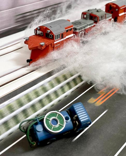 雪と一緒に車もぶっ飛ばす！？豪快なラッセル車のジオラマ写真 - 記事