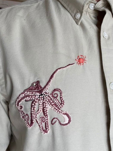 シャツに刺繍されたタコと子ガニ 味のあるデザインに称賛の声