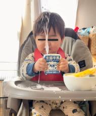 子育てあるあるの決定的瞬間！　噴射する牛乳を見て母「あら～見事」